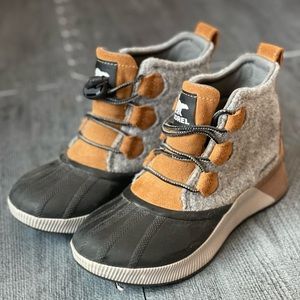 Sorel kids out and about boots. Like new and barely worn. Big kids size 4